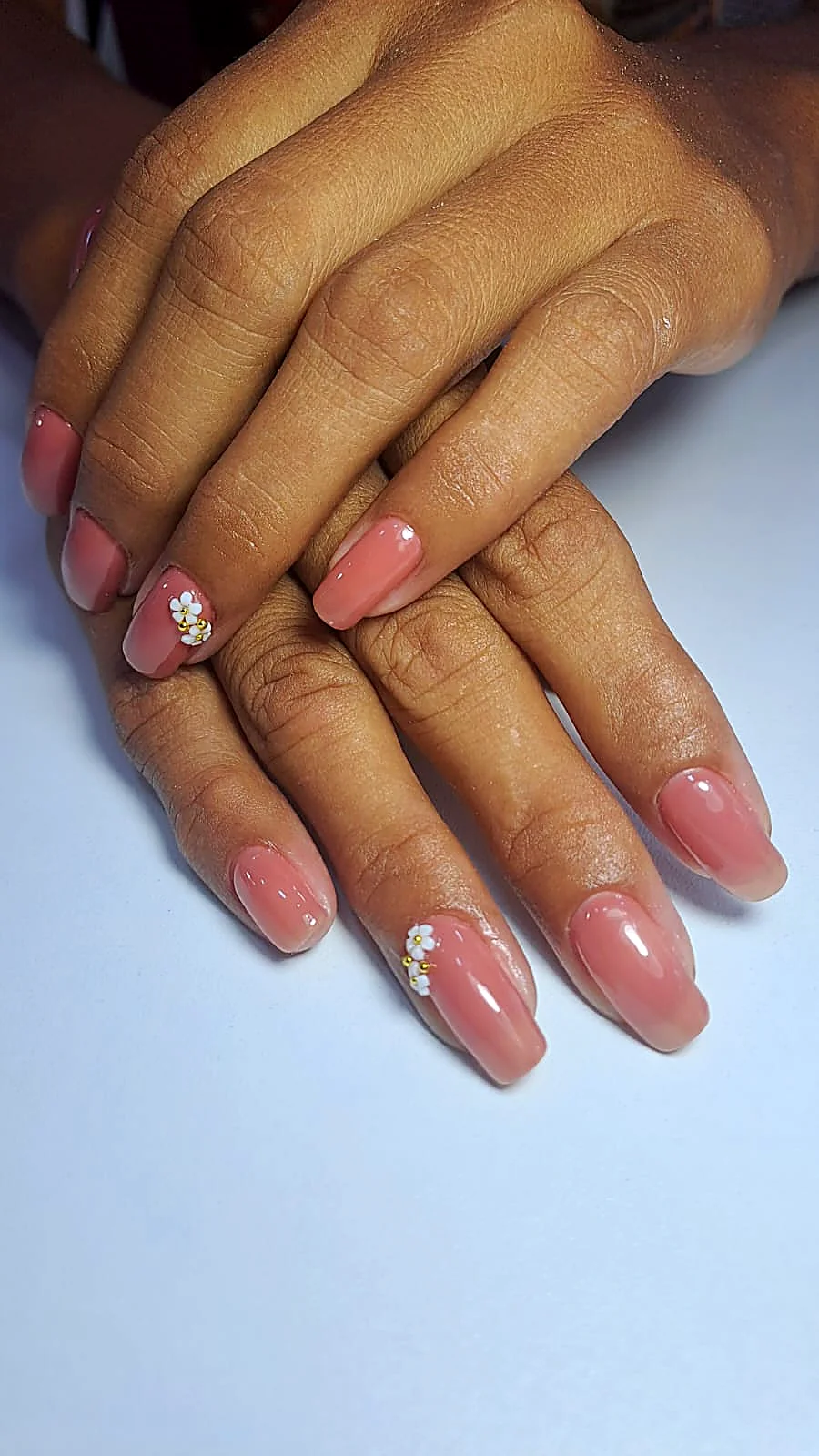 Uñas nude con detalle floral blanco