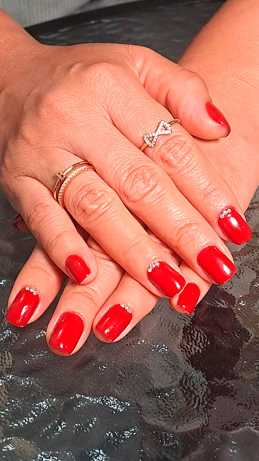 Uñas rojo clásico sobre forma ovalada
